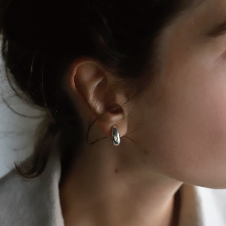 夾式懷抱耳環 SV